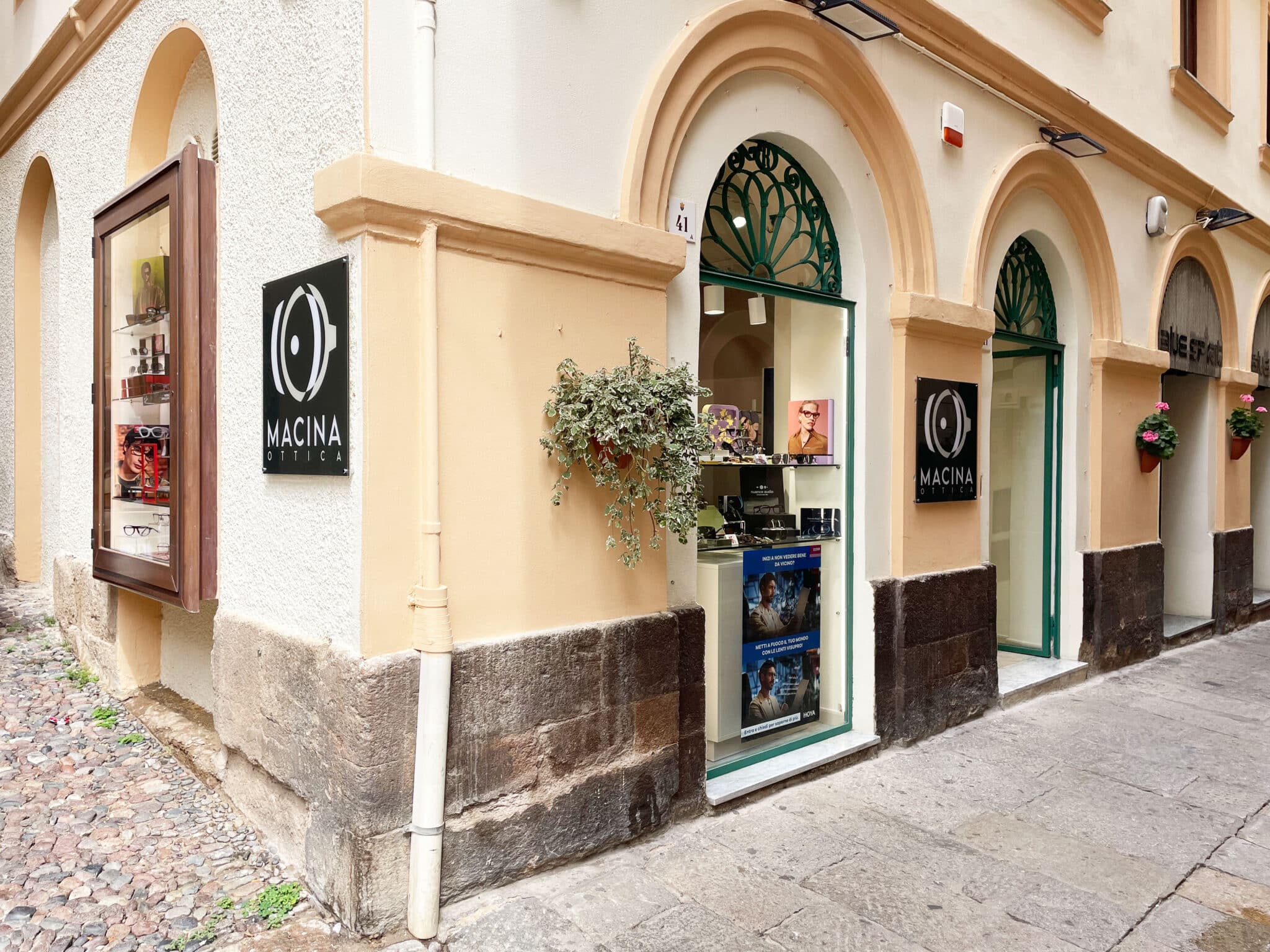 Ottica Macina, Alghero: Design e Continuità nel Cuore della Riviera del Corallo Modellando