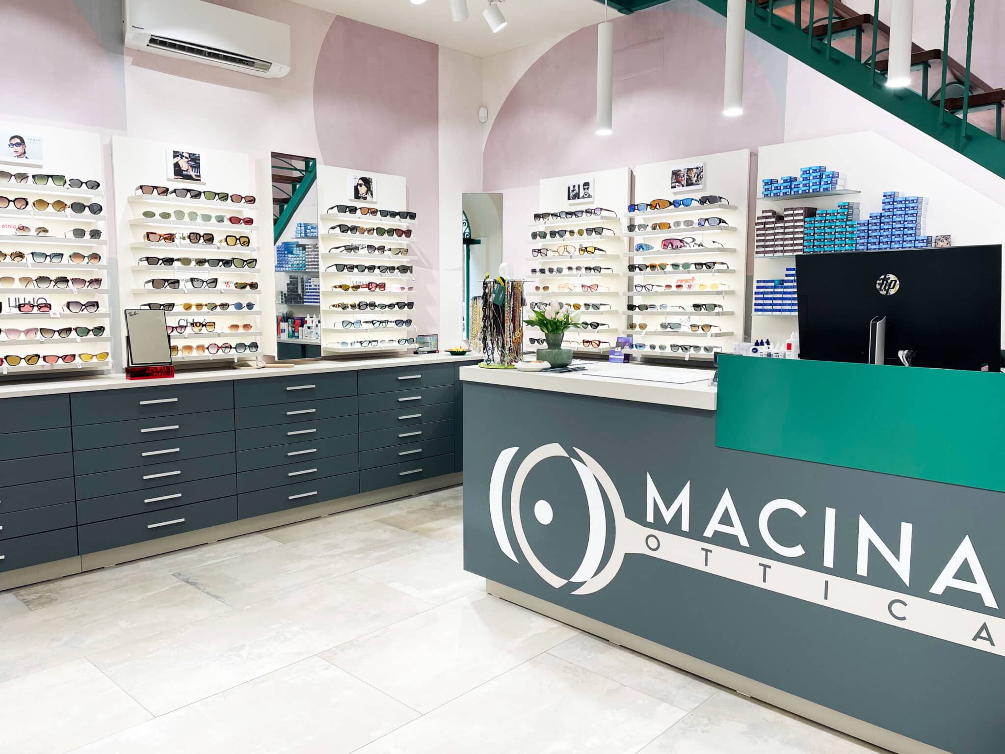 Ottica Macina, Alghero: Design e Continuità nel Cuore della Riviera del Corallo Modellando